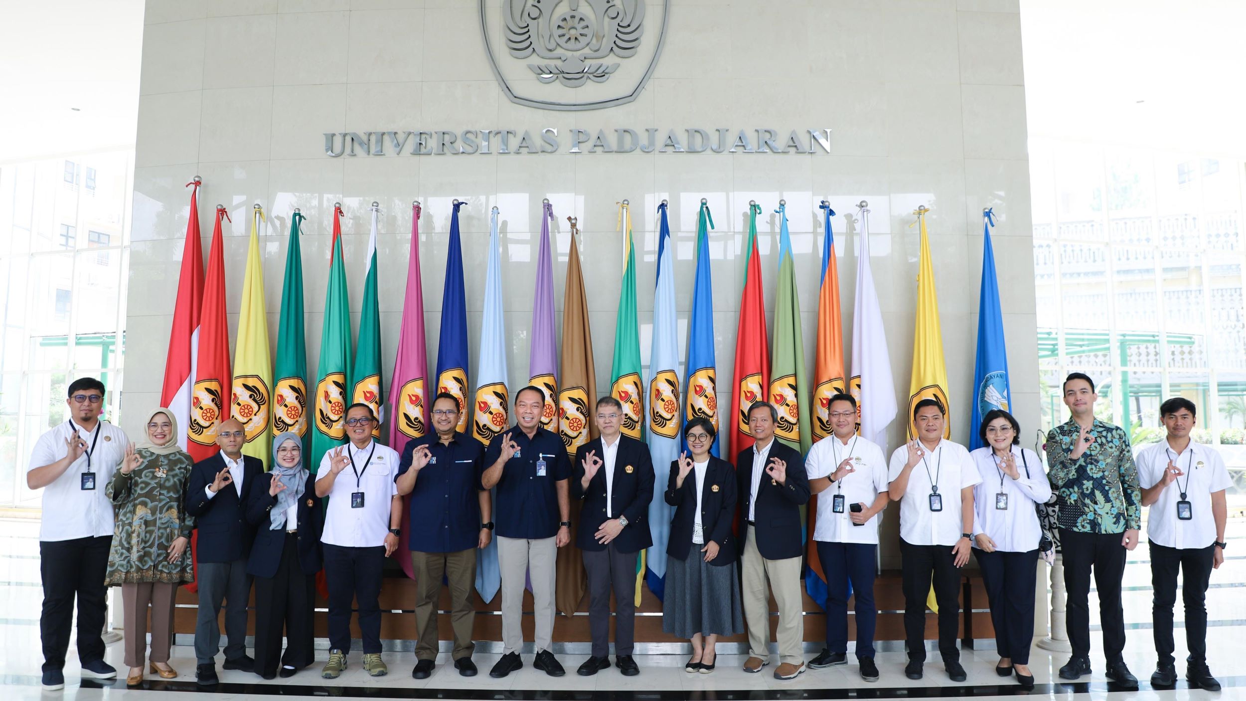 2500 Penandatanganan MoU oleh Direktur Utama PT Jasa Raharja Rivan A. Purwantono dan Rektor Unpad 600