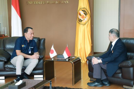 Penandatanganan MoU oleh Direktur Utama PT Jasa Raharja Rivan A. Purwantono dan Rektor Unpad 2