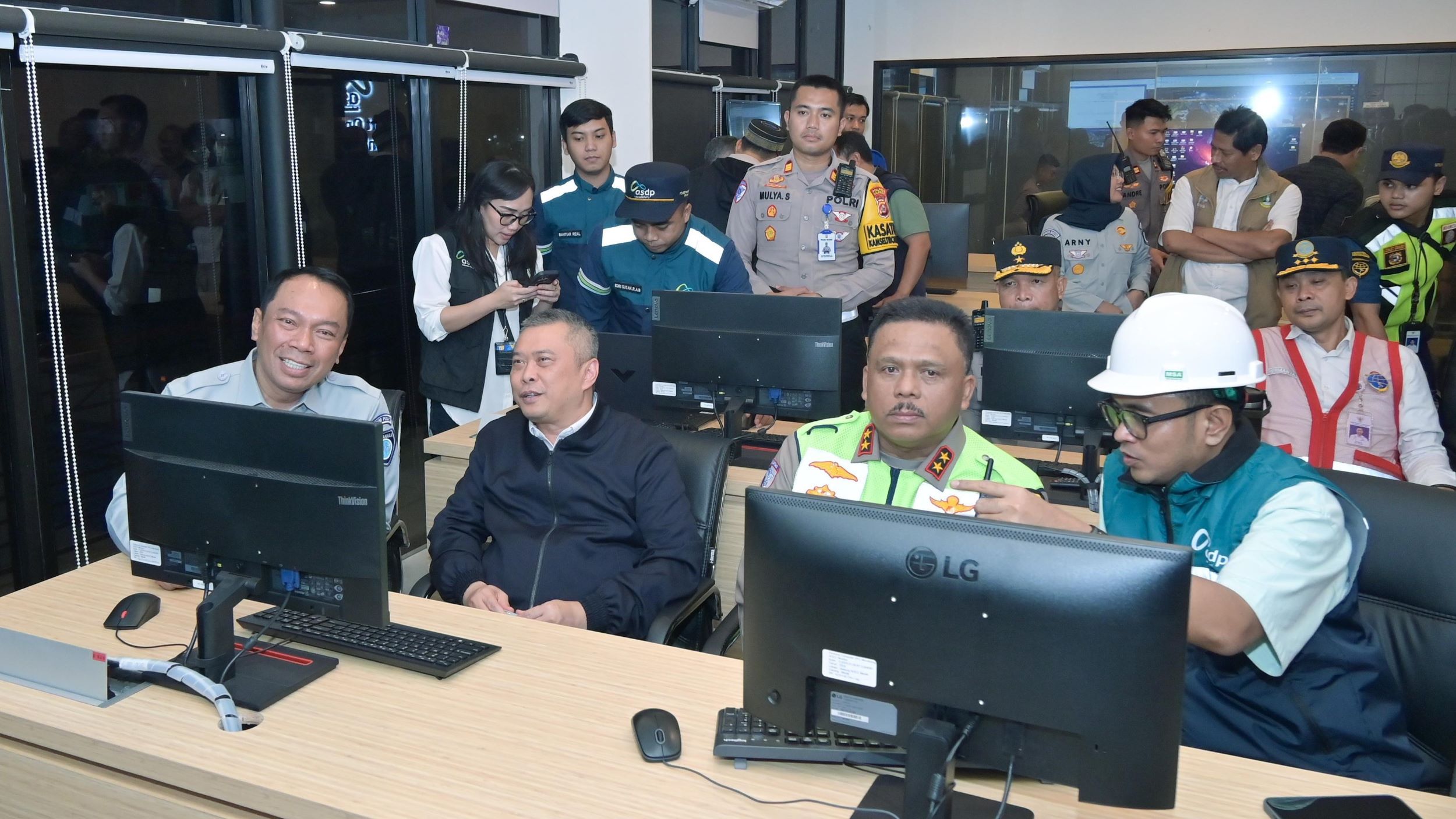 Menteri Perhubungan Kakorlantas Polri dan Direktur Utama PT Jasa Raharja Tinjau Kesiapan Pelabuhan Merak bn 2500