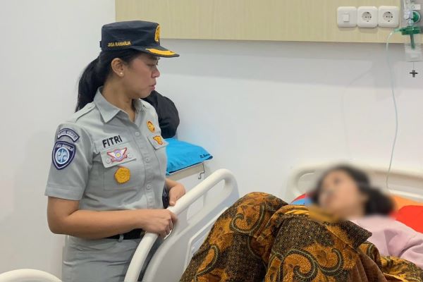 Petugas Jasa Raharja Kanwil Bengkulu ketika Kunjungan Langsung di Rumah Sakit 600