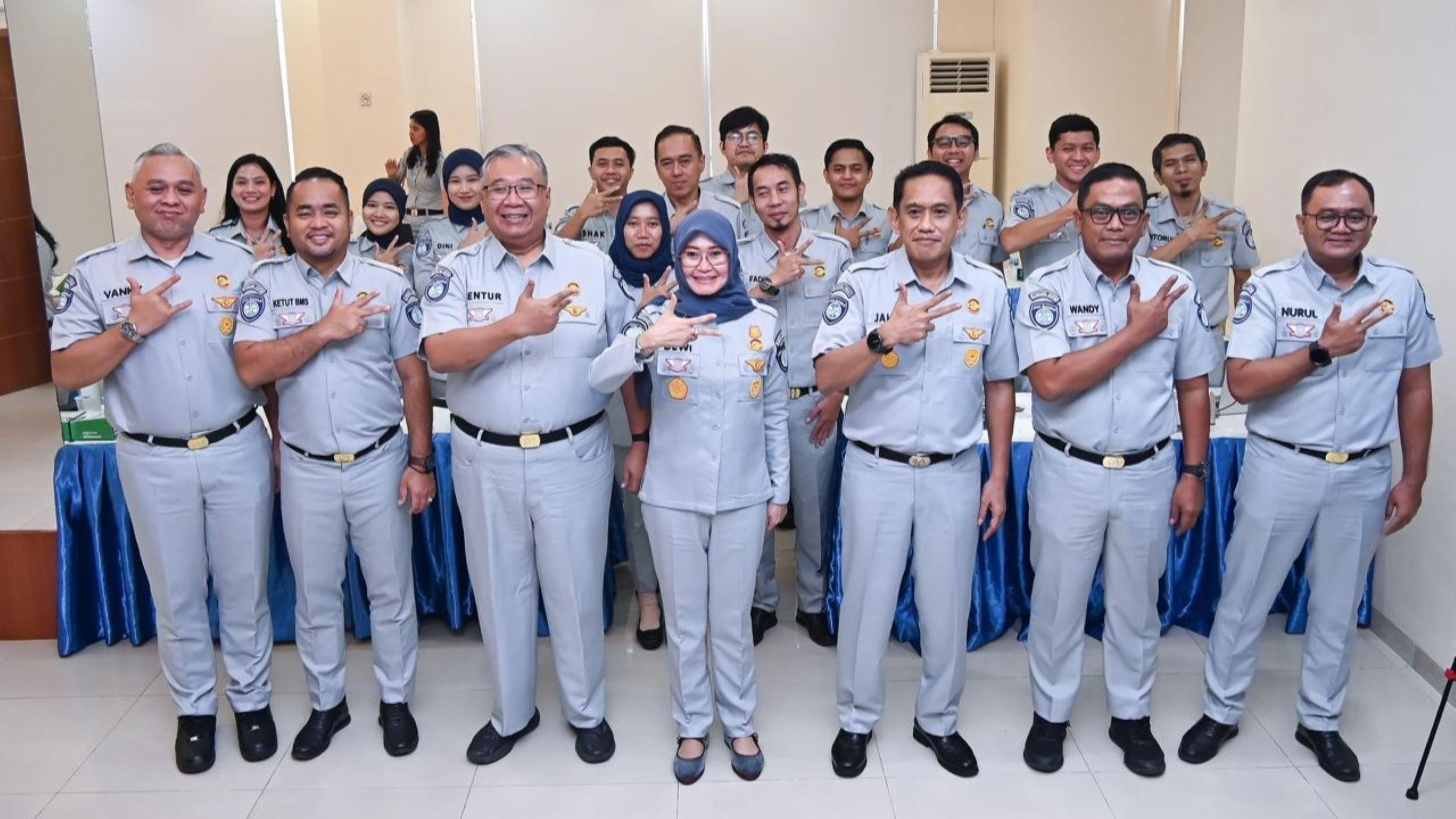 Plt. Direktur Utama  Jasa  Raharja  Dewi  Aryani  Suzana photo Bersama 2500