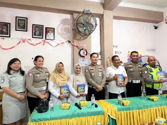 BN 600 Jasa Raharja Saat Berkunjung Ke sekolah
