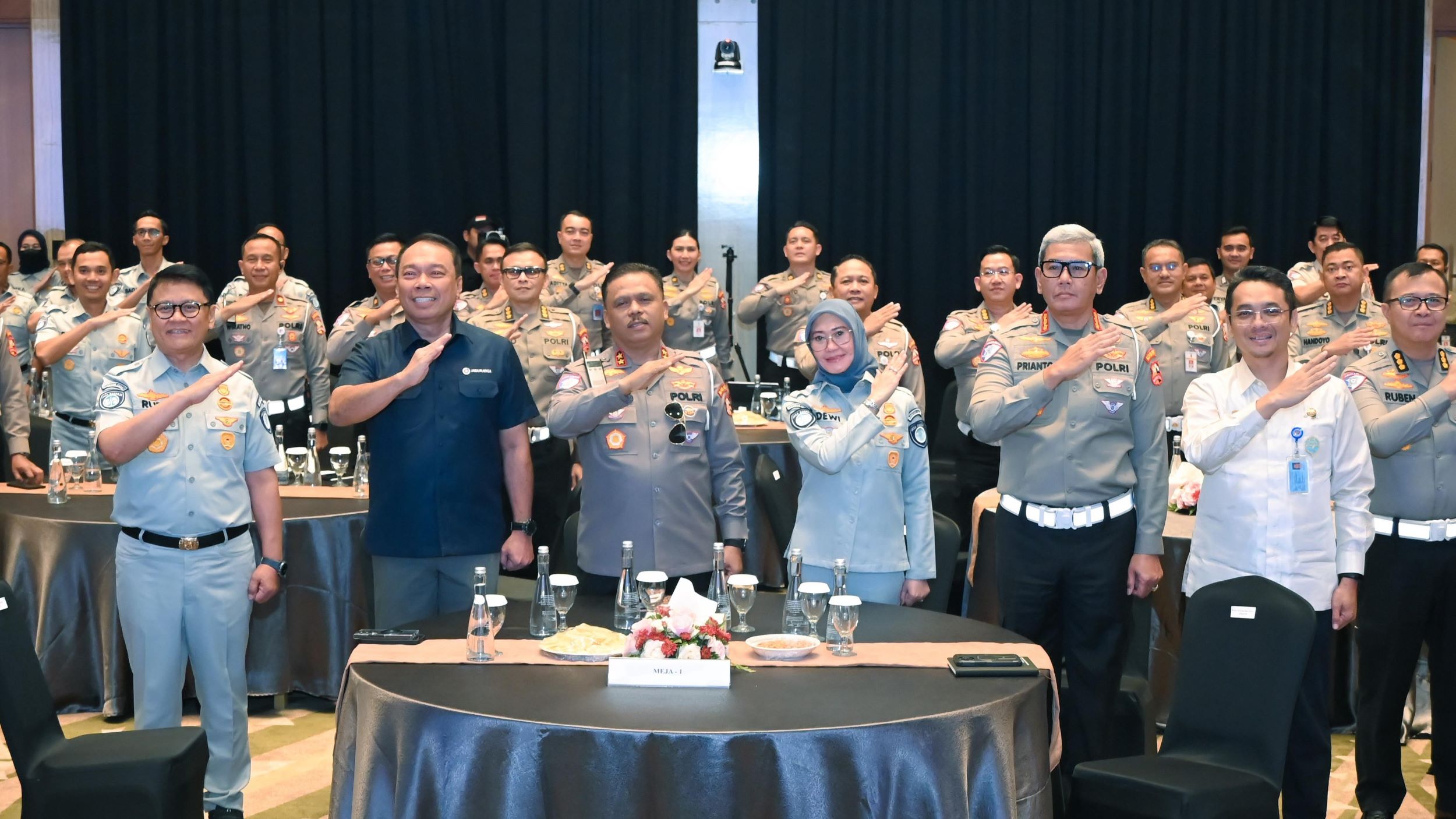 2500 BN3 Plt. Direktur Utama Jasa Raharja Dewi Aryani Suzana dan Kakorlantas Polri Agus Suryonugroho